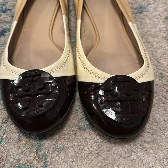 TORY BURCH Women's Beige & brown patent leather ballet flats shoes MINNIE - Picture 2 of 10